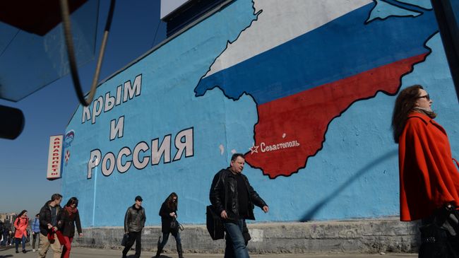 Патриотические граффити на Таганской площади с надписью Россия и Крым – вместе навсегда. Архивное фото Патриотические граффити на Таганской площади с надписью Россия и Крым – вместе навсегда. Архивное фото