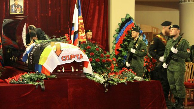 На церемонии прощания с командиром ополчения ДНР Арсеном Павловым (Моторола) в Донецке На церемонии прощания с командиром ополчения ДНР Арсеном Павловым (Моторола) в Донецке