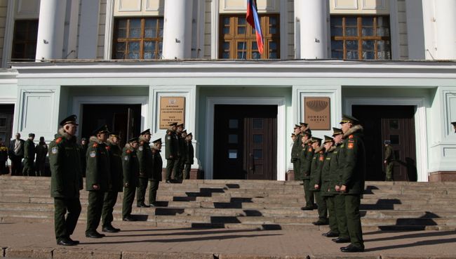 Военнослужащие на церемонии прощания с командиром ополчения ДНР Арсеном Павловым (Моторола) в Донецке Военнослужащие на церемонии прощания с командиром ополчения ДНР Арсеном Павловым (Моторола) в Донецке