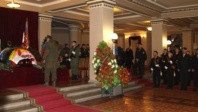 Военнослужащие на церемонии прощания с командиром ополчения ДНР Арсеном Павловым (Моторола) в Донецке