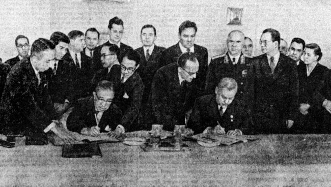 Председатель Совета Министров СССР Николай Александрович Булганин и премьер-министр Японии Итиро Хатояма во время подписания совместной Декларации СССР и Японии. 19 октября 1956 года Председатель Совета Министров СССР Николай Александрович Булганин и премьер-министр Японии Итиро Хатояма во время подписания совместной Декларации СССР и Японии. 19 октября 1956 года