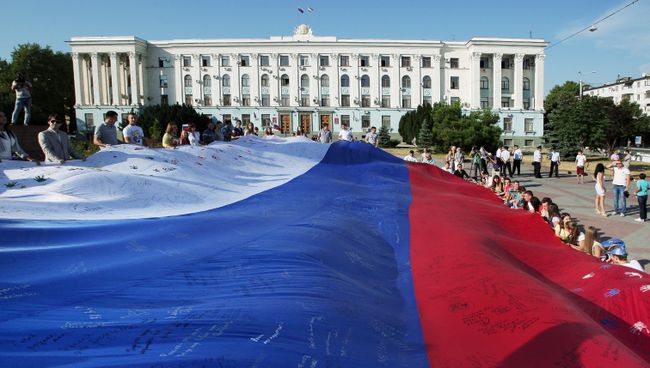 Жители Симферополя во время празднования Дня российского флага. Архивное фото Жители Симферополя во время празднования Дня российского флага. Архивное фото