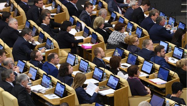 Депутаты на пленарном заседании Государственной Думы РФ. Архивное фото Депутаты на пленарном заседании Государственной Думы РФ. Архивное фото