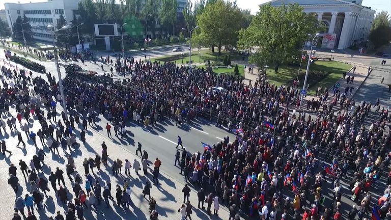 Тысячи человек в Донецке пришли проститься с Моторолой. Съемка с дрона