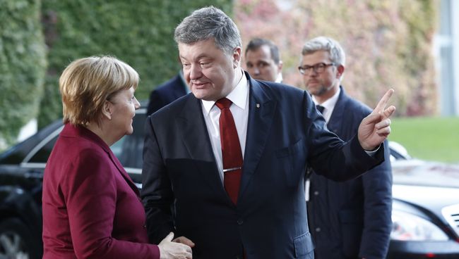 Канцлер Германии Ангела Меркель и президент Украины Петр Порошенко перед ужином Нормандской четверки в Берлине Канцлер Германии Ангела Меркель и президент Украины Петр Порошенко перед ужином Нормандской четверки в Берлине