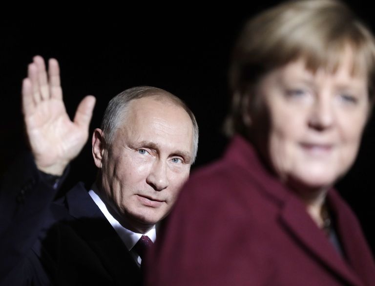 Владимир Путин и Ангела Меркель перед встречей нормандской четверки в Берлине