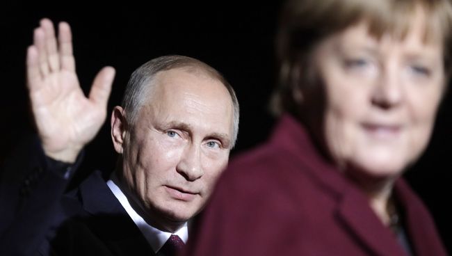 Владимир Путин и Ангела Меркель перед встречей нормандской четверки в Берлине Владимир Путин и Ангела Меркель перед встречей нормандской четверки в Берлине