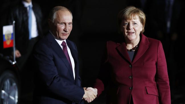 Владимир Путин и Ангела Меркель. Архивное фото Владимир Путин и Ангела Меркель. Архивное фото