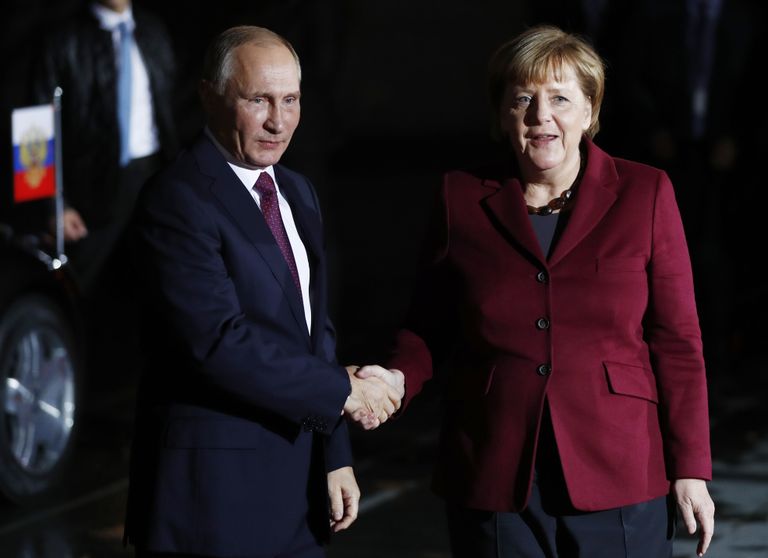 Владимир Путин и Ангела Меркель перед встречей нормандской четверки в Берлине Владимир Путин и Ангела Меркель перед встречей нормандской четверки в Берлине