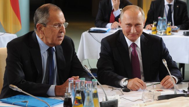 Президент РФ Владимир Путин и министр иностранных дел РФ Сергей Лавров во время встречи нормандской четверки в Берлине. 19 октября 2016 Президент РФ Владимир Путин и министр иностранных дел РФ Сергей Лавров во время встречи нормандской четверки в Берлине. 19 октября 2016