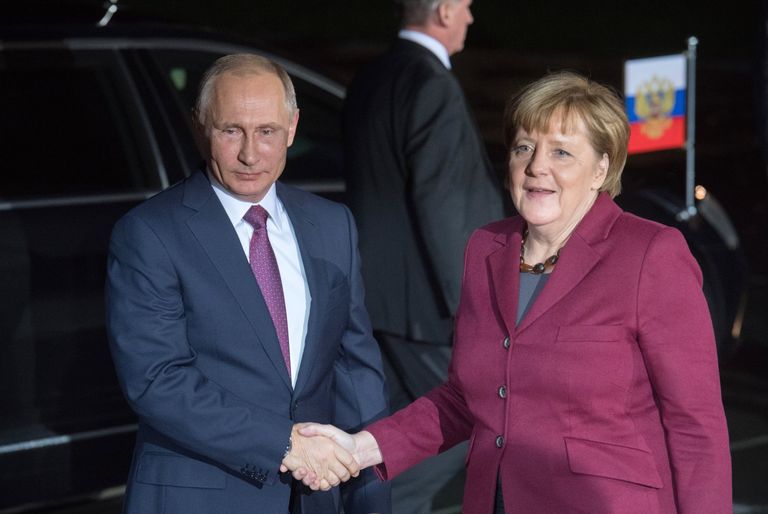 Президент РФ Владимир Путин и канцлер Германии Ангела Меркель у ведомства федерального канцлера Paul-Lobe-Haus перед началом переговоров лидеров стран нормандской четверки Президент РФ Владимир Путин и канцлер Германии Ангела Меркель у ведомства федерального канцлера Paul-Lobe-Haus перед началом переговоров лидеров стран нормандской четверки