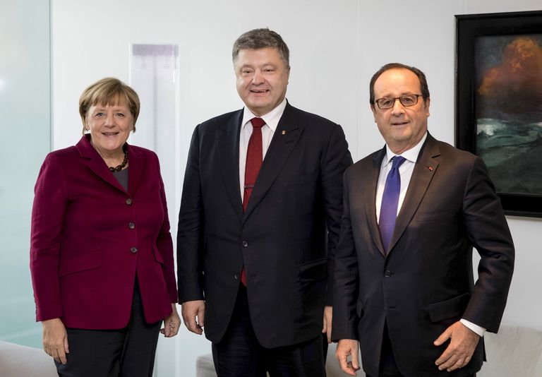 Канцлер Германии Ангела Меркель, президент Украины Петр Порошенко и президент Франции Франсуа Олланд перед началом встречи лидеров стран нормандской четверки в Берлине Канцлер Германии Ангела Меркель, президент Украины Петр Порошенко и президент Франции Франсуа Олланд перед началом встречи лидеров стран нормандской четверки в Берлине