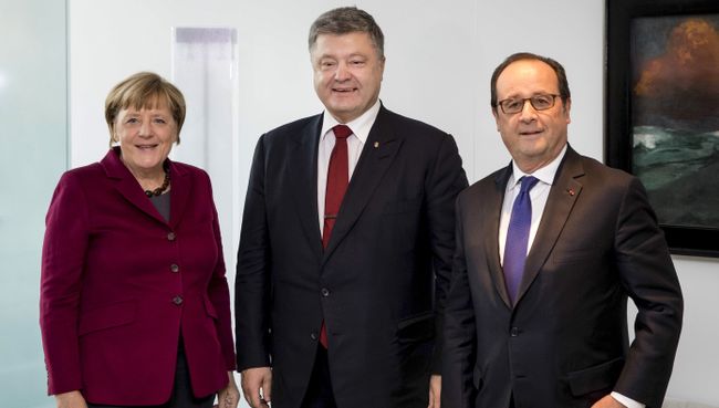 Канцлер Германии Ангела Меркель, президент Украины Петр Порошенко и президент Франции Франсуа Олланд перед началом встречи лидеров стран нормандской четверки в Берлине Канцлер Германии Ангела Меркель, президент Украины Петр Порошенко и президент Франции Франсуа Олланд перед началом встречи лидеров стран нормандской четверки в Берлине