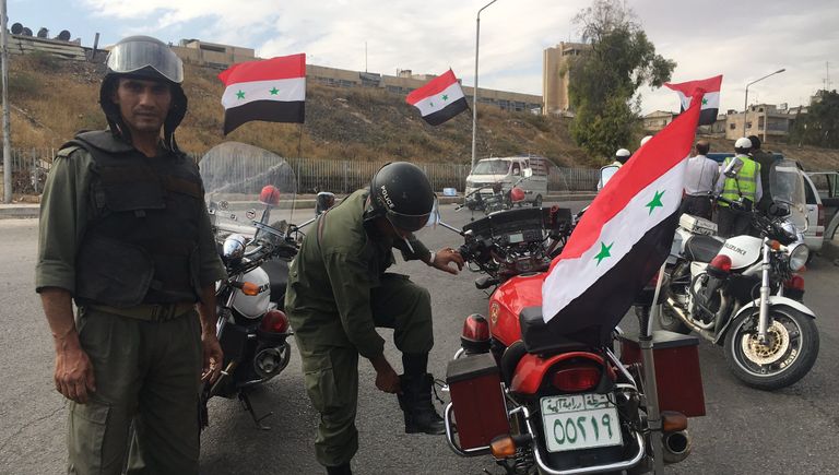 Сотрудники полиции готовятся к выходу мирных граждан и боевиков из восточного Алеппо. Сотрудники полиции готовятся к выходу мирных граждан и боевиков из восточного Алеппо.