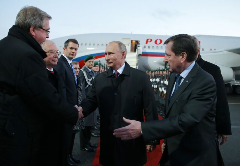 Президент РФ Владимир Путин во время встречи в аэропорту Берлина Президент РФ Владимир Путин во время встречи в аэропорту Берлина