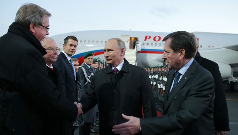 Президент РФ Владимир Путин во время встречи в аэропорту Берлина Президент РФ Владимир Путин во время встречи в аэропорту Берлина