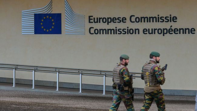Логотип Евросоюза на здании штаб-квартиры Европейской комиссии в Брюсселе Логотип Евросоюза на здании штаб-квартиры Европейской комиссии в Брюсселе