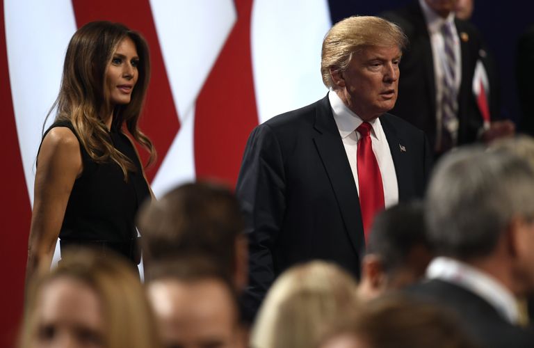 Кандидат в президенты США Дональд Трамп с супругой перед третьими дебатами. 19 октября 2016 года Кандидат в президенты США Дональд Трамп с супругой перед третьими дебатами. 19 октября 2016 года