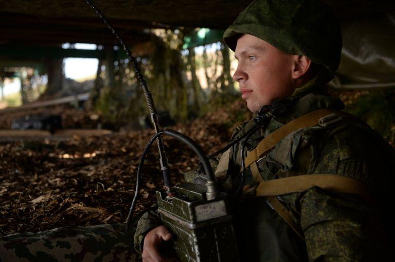 Военнослужащий в командном окопе во время тренировки по управлению ракетными ударами и огнем артиллерии на полигоне Чебаркуль Центрального военного округа в Челябинской области