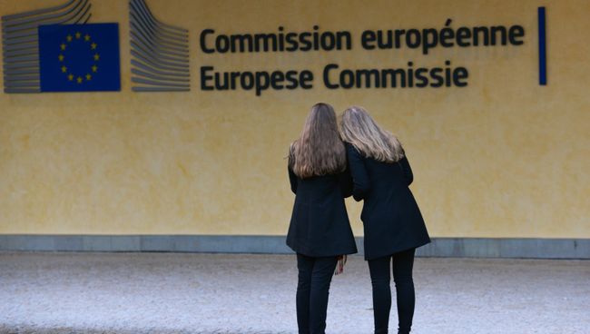 Логотип Евросоюза на здании штаб-квартиры Европейской комиссии в Брюсселе Логотип Евросоюза на здании штаб-квартиры Европейской комиссии в Брюсселе