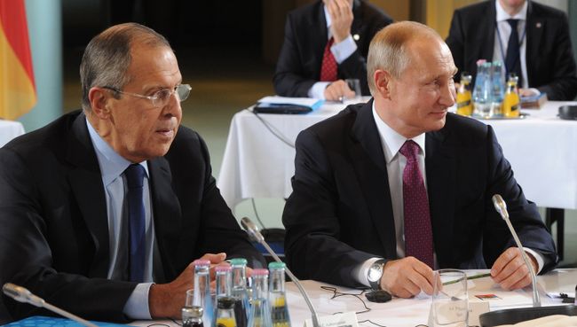 Президент РФ Владимир Путин и министр иностранных дел РФ Сергей Лавров. Архивное фото Президент РФ Владимир Путин и министр иностранных дел РФ Сергей Лавров. Архивное фото