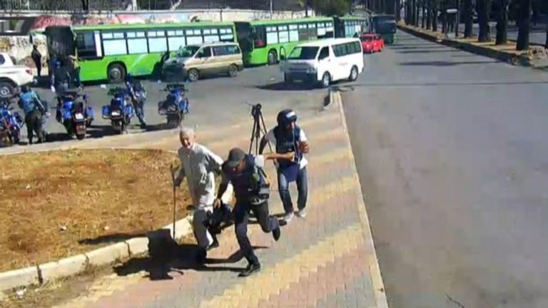 Журналисты RT Arabic попали под обстрел в Алеппо. Съемка камеры слежения