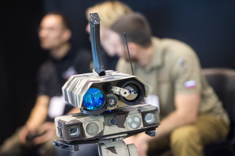 Тактический робот Минирэкс РС1А3 на стенде компании Lobaev Arms на выставке Интерполитех - 2016 в Москве Тактический робот Минирэкс РС1А3 на стенде компании Lobaev Arms на выставке Интерполитех - 2016 в Москве
