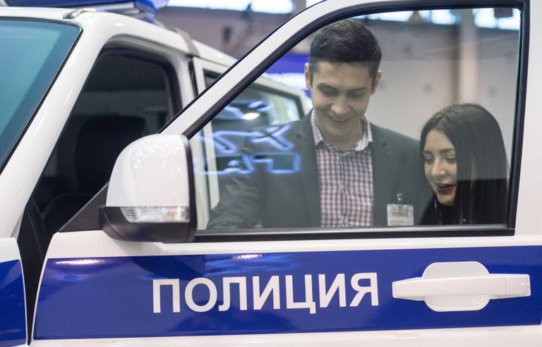 Посетители в павильоне автомобильной компании УАЗ на выставке Интерполитех - 2016 в Москве Посетители в павильоне автомобильной компании УАЗ на выставке Интерполитех - 2016 в Москве