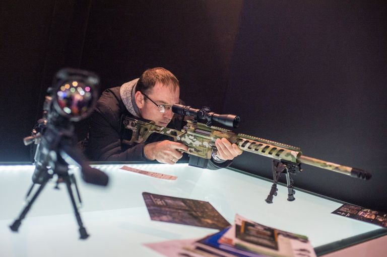 Тактическая снайперская винтовка ДВЛ-10 М2 Урбана на стенде компании Lobaev Arms на выставке Интерполитех - 2016 в Москве Тактическая снайперская винтовка ДВЛ-10 М2 Урбана на стенде компании Lobaev Arms на выставке Интерполитех - 2016 в Москве