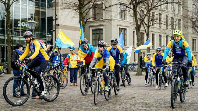 Украинские велосипедисты у здания парламента Нидерландов в Гааге Украинские велосипедисты у здания парламента Нидерландов в Гааге
