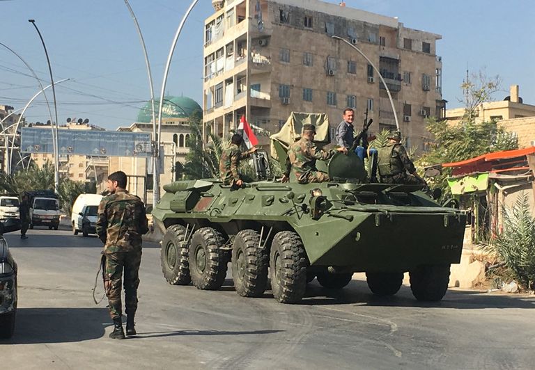 Агитационная бронемашина сирийской армии возле гуманитарного коридора Бустан аль-Каср в восточном Алеппо