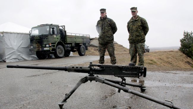 Военнослужащие блока НАТО возле пулемета Браунинг М-2 в Латвии. Архивное фото Военнослужащие блока НАТО возле пулемета Браунинг М-2 в Латвии. Архивное фото