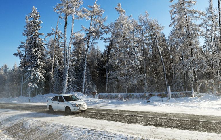Автомобиль на дороге в Республике Тыва