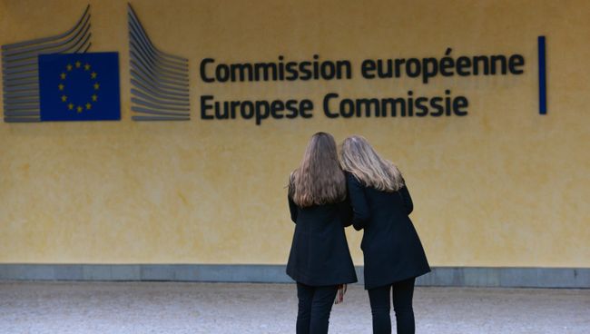Логотип Евросоюза на здании штаб-квартиры Европейской комиссии в Брюсселе Логотип Евросоюза на здании штаб-квартиры Европейской комиссии в Брюсселе