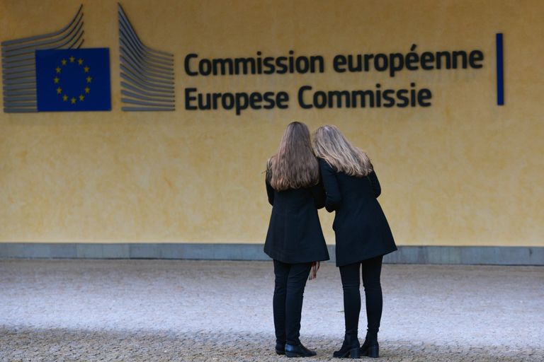 Логотип Евросоюза на здании штаб-квартиры Европейской комиссии в Брюсселе Логотип Евросоюза на здании штаб-квартиры Европейской комиссии в Брюсселе
