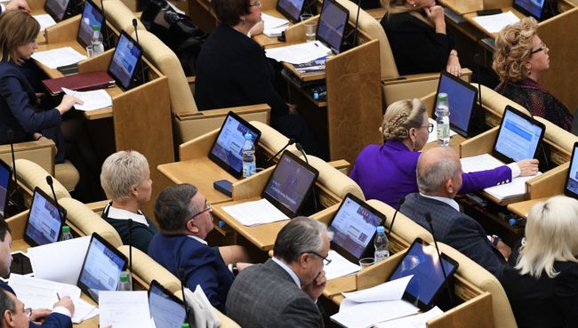 Депутаты Государственной Думы РФ на пленарном заседании Государственной Думы РФ. 21 октября 2016 Депутаты Государственной Думы РФ на пленарном заседании Государственной Думы РФ. 21 октября 2016