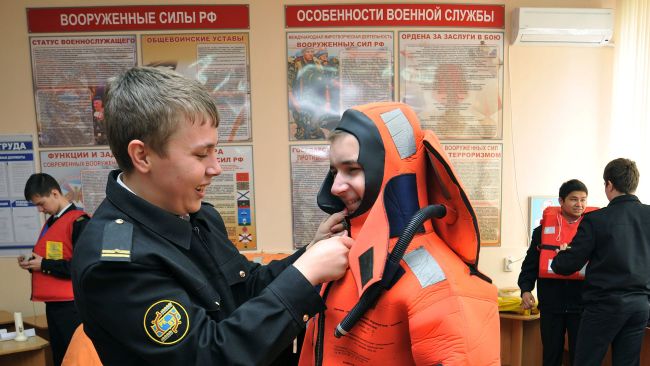 Учащиеся во время заниятия по организации безопасности жизнедеятельности. Архивное фото