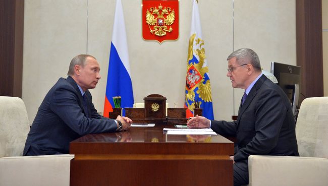 Президент России Владимир Путин и генеральный прокурор РФ Юрий Чайка во время встречи в резиденции Ново-Огарево. 21 октября 2016 Президент России Владимир Путин и генеральный прокурор РФ Юрий Чайка во время встречи в резиденции Ново-Огарево. 21 октября 2016