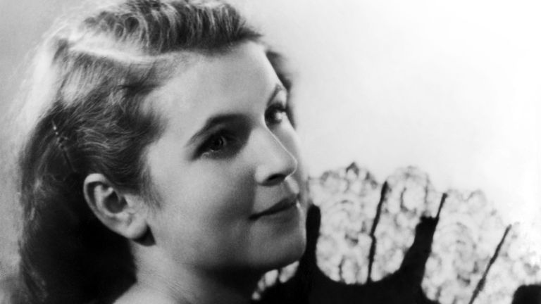 Галина Вишневская – солистка Ленинградского областного театра оперетты, 1945 год Галина Вишневская – солистка Ленинградского областного театра оперетты, 1945 год