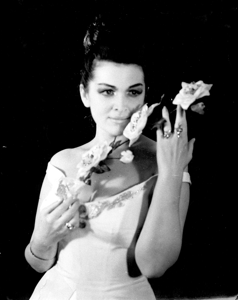 Галина Вишневская в партии Виолетты в опере Травиата. Большой театр, 1964 год Галина Вишневская в партии Виолетты в опере Травиата. Большой театр, 1964 год