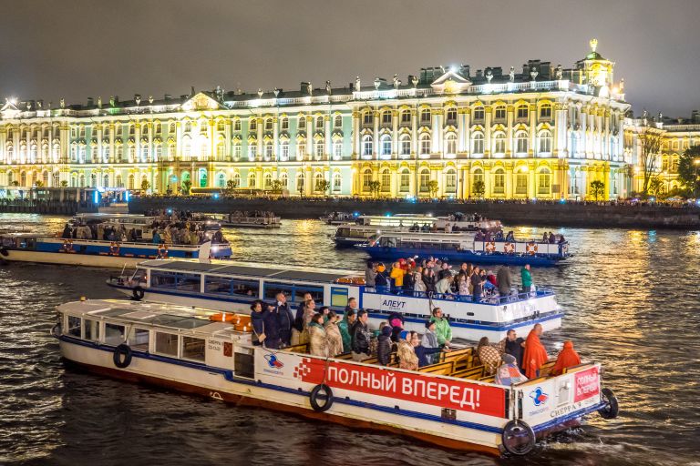 Прогулочные катера во время разведения Дворцового моста в Санкт-Петербурге Прогулочные катера во время разведения Дворцового моста в Санкт-Петербурге