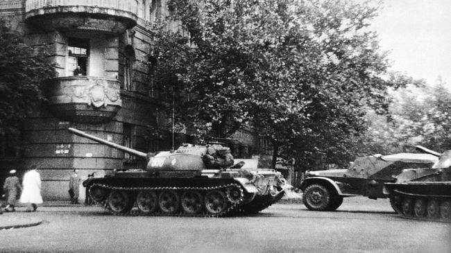 Венгерский танк на улице Будапешта. 1956 год 