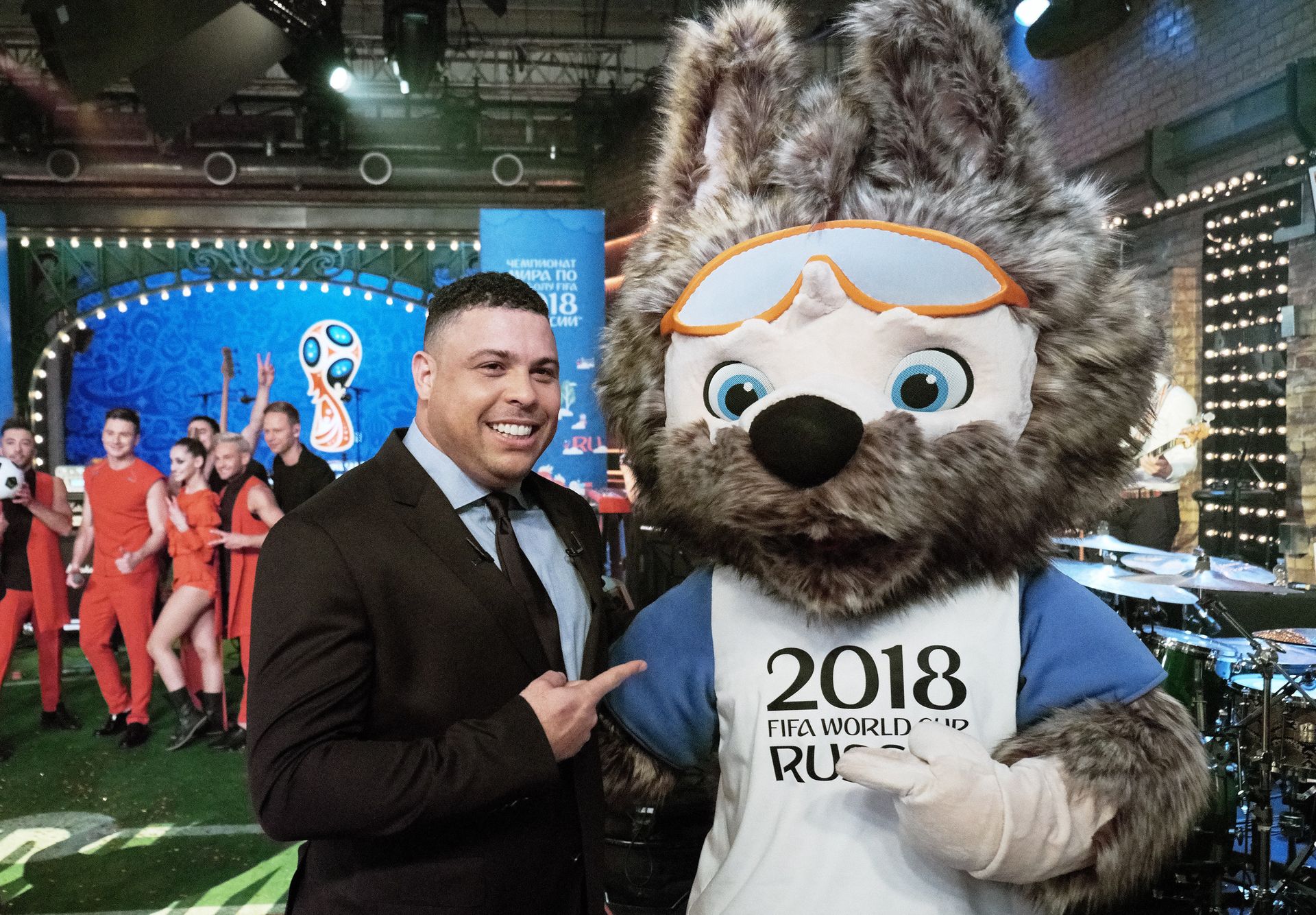 Футболист Роналдо и официальный талисман чемпионата мира по футболу 2018 года Волк Забивака - РИА Новости, 1920, 22.09.2026
