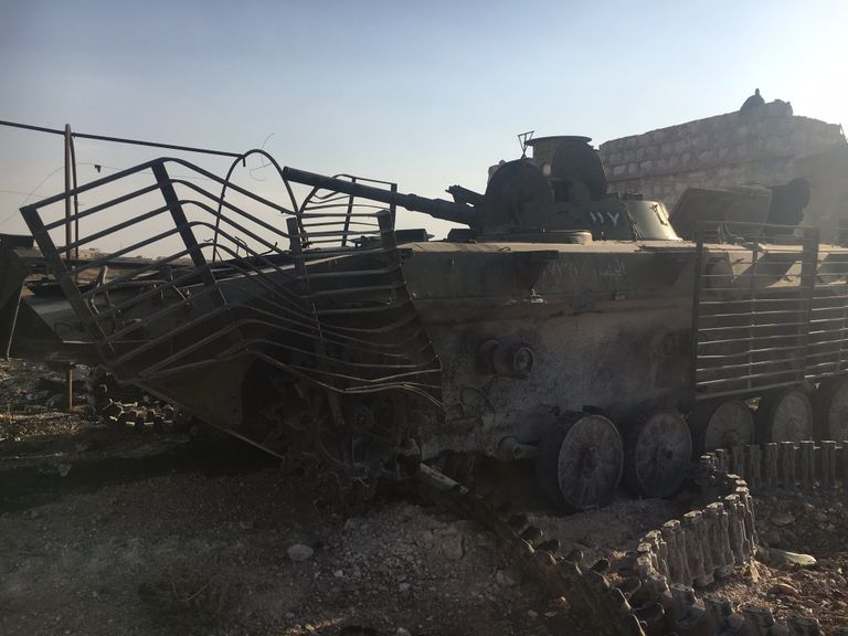 Сложенная бронетехника у части ПВО на юге Алеппо Сложенная бронетехника у части ПВО на юге Алеппо