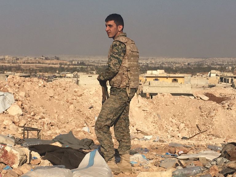 Боец сирийской армии смотрит на город Алеппо с высоты узла мобильной связи к югу от города. Боец сирийской армии смотрит на город Алеппо с высоты узла мобильной связи к югу от города.