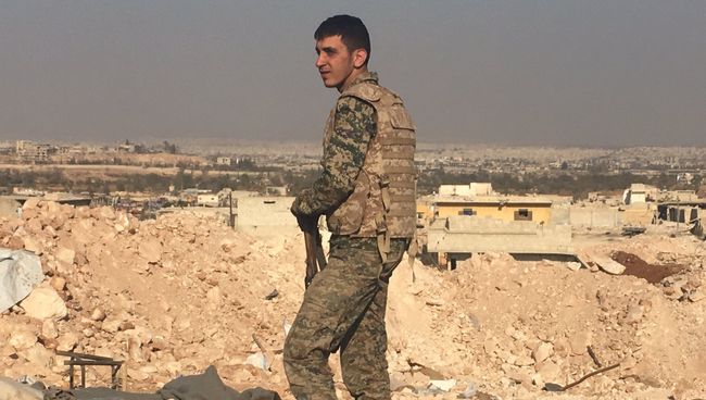 Боец сирийской армии смотрит на город Алеппо. Архивное фото Боец сирийской армии смотрит на город Алеппо. Архивное фото