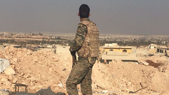 Боец сирийской армии смотрит на город Алеппо с высоты узла мобильной связи к югу от города Боец сирийской армии смотрит на город Алеппо с высоты узла мобильной связи к югу от города