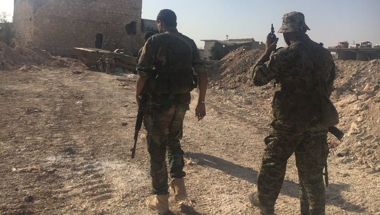 Бойцы сирийской армии готовятся к началу наступления на юге Алеппо Бойцы сирийской армии готовятся к началу наступления на юге Алеппо