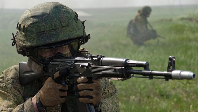 Военнослужащий подразделения специального назначения во время испытаний на право ношения голубого берета на базе учебного центра 3-й отдельной бригады спецназа ГРУ в Самарской области Военнослужащий подразделения специального назначения во время испытаний на право ношения голубого берета на базе учебного центра 3-й отдельной бригады спецназа ГРУ в Самарской области