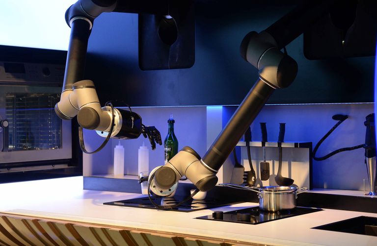 Кухонный робот Mloey Robotics во время приготовления еды Кухонный робот Mloey Robotics во время приготовления еды